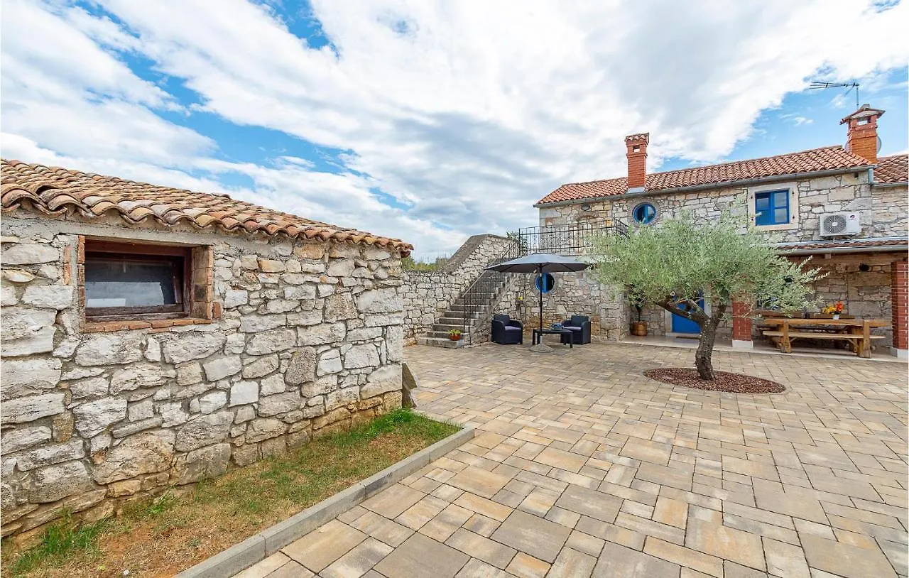 Feriehus Awesome Home In Mihelici With Wifi Buici