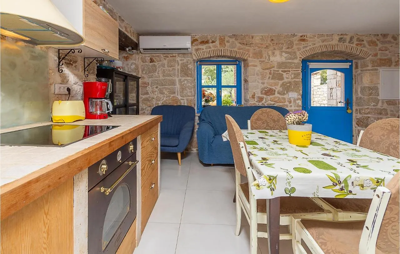 Feriehus Awesome Home In Mihelici With Wifi Buici